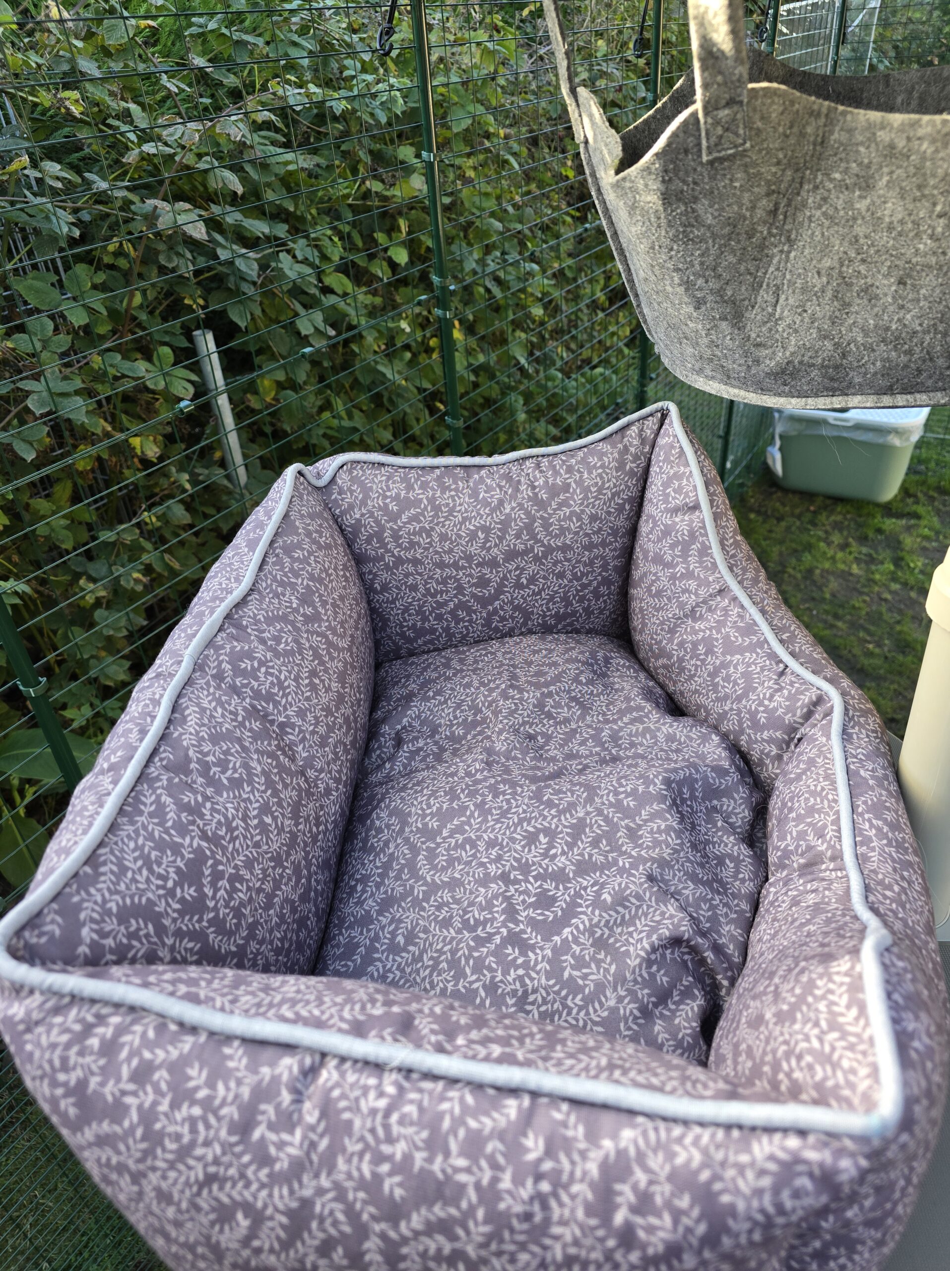 Freestyle Katzennest Catnip Grey als Aussichtspunkt im Katzengehege