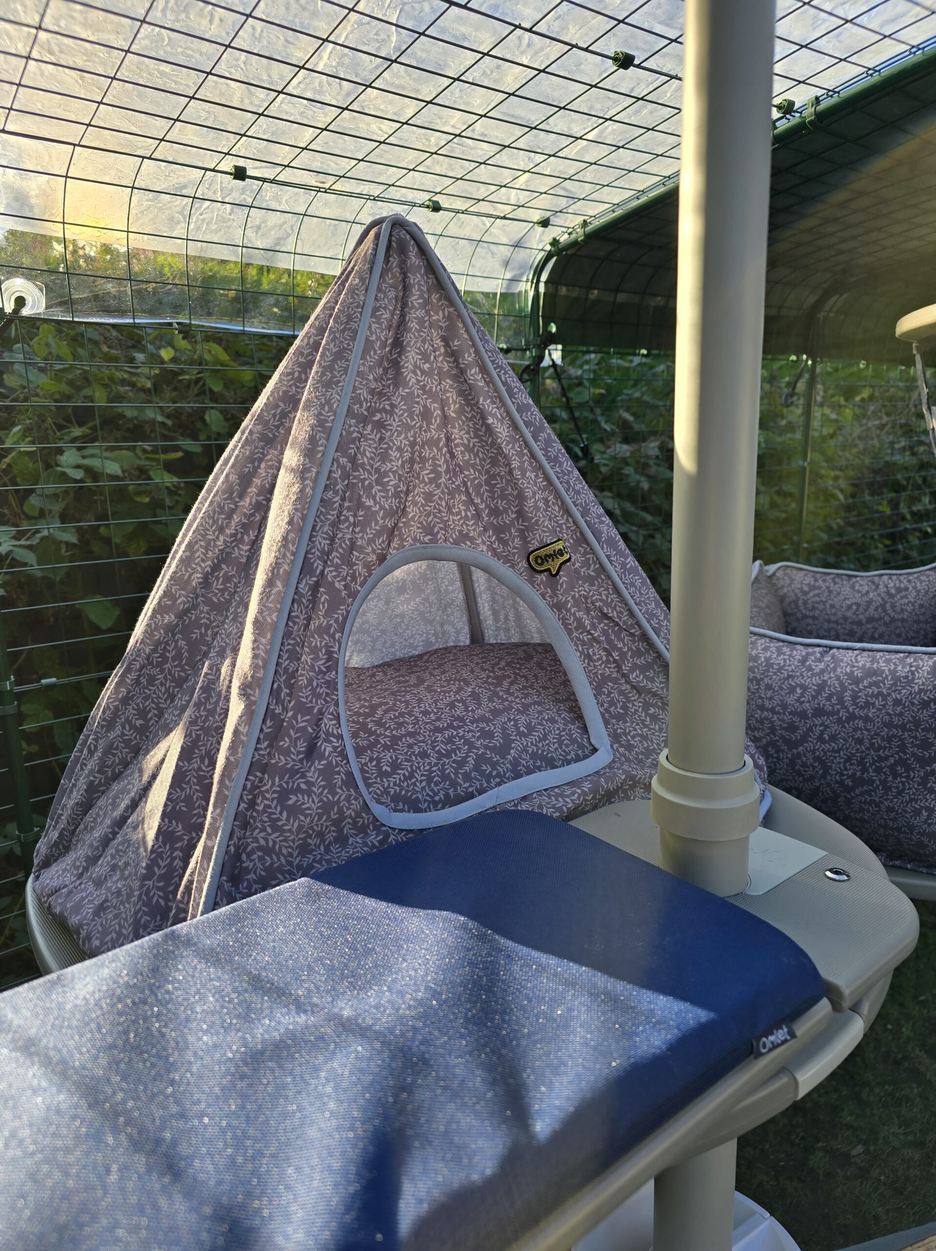 Freestyle Katzentipi Catnip Grey als Rückzugsort im Katzengehege