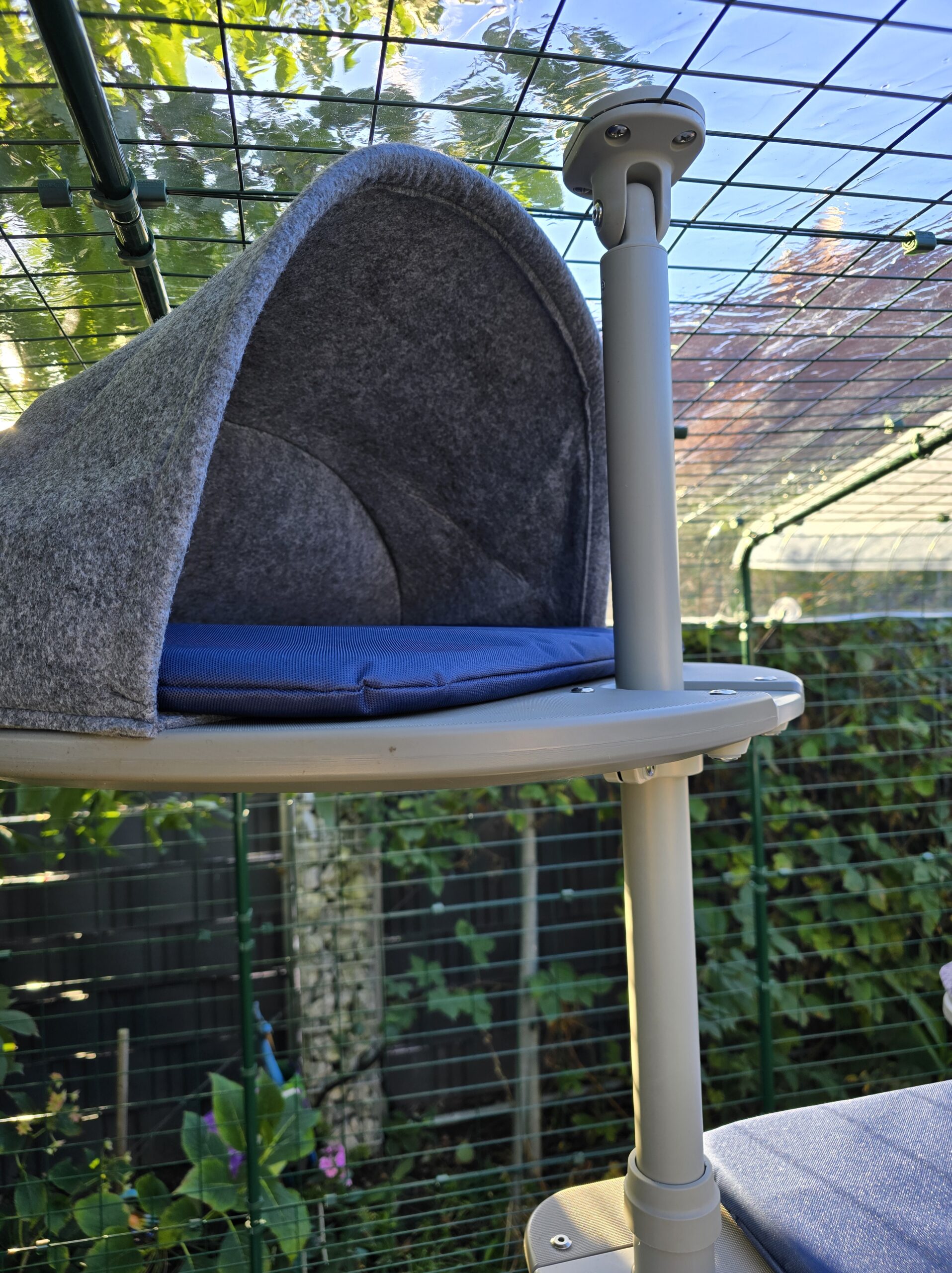 Freestyle Plattform mit Filzhöhle und blauem Outdoor-Kissen im Katzengehege