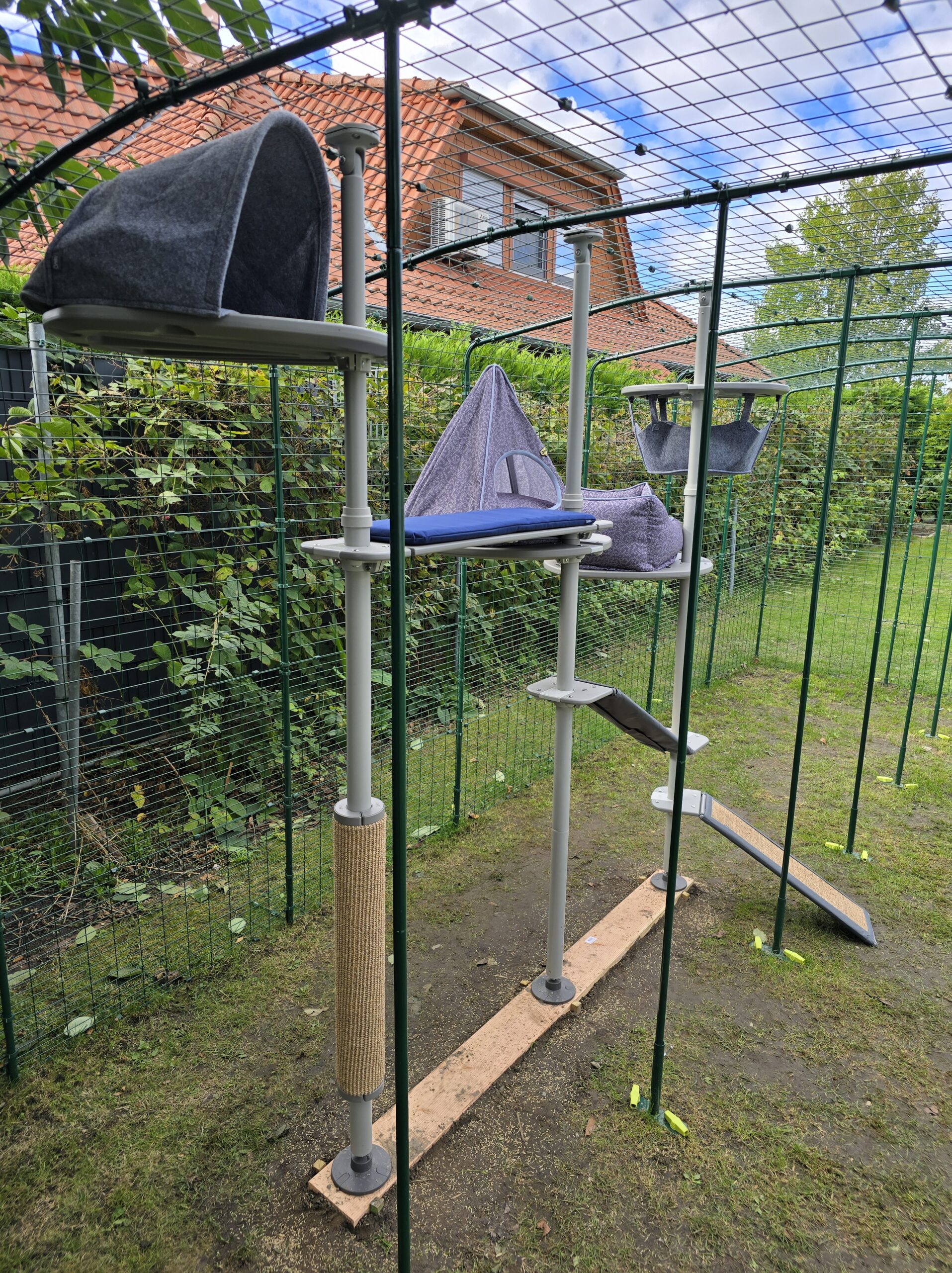 Freestyle Kletterturm im Katzengehege mit Brett zur Stabilisierung am Boden