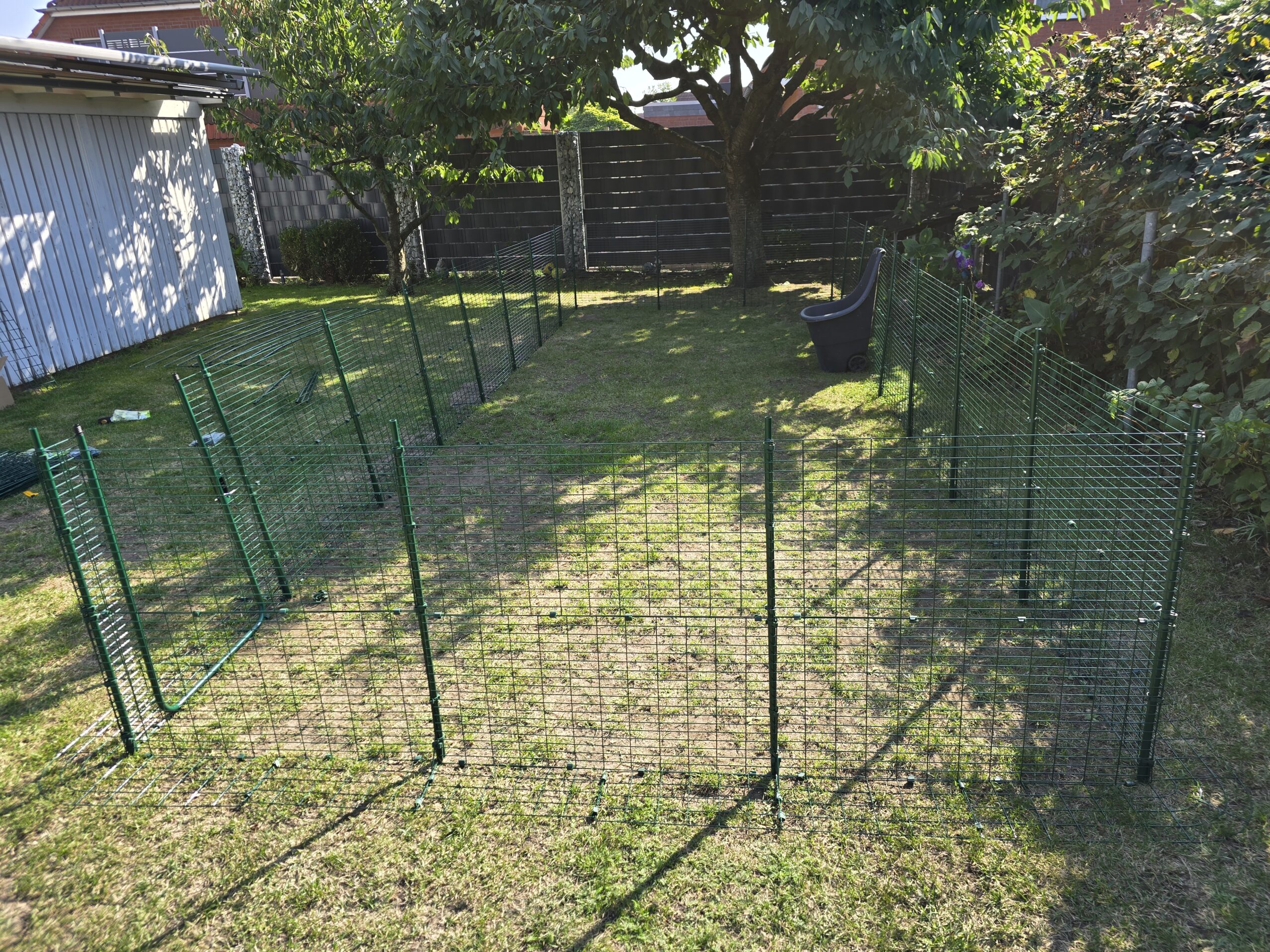 Erste Elemente beim Aufbau meines Katzengeheges im Garten