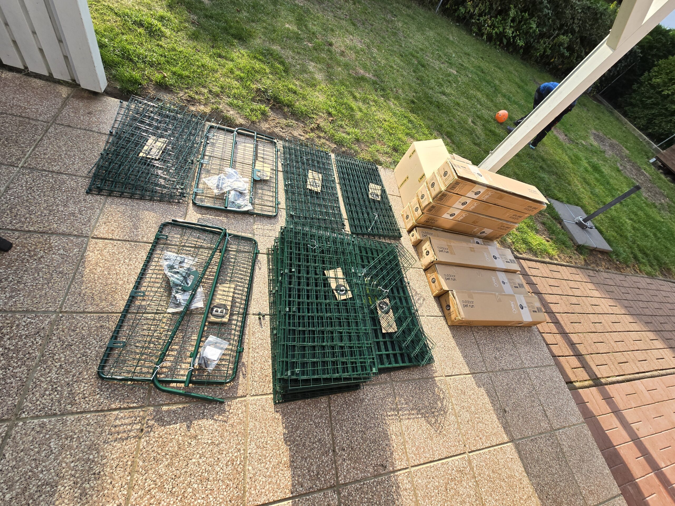 Vorsortierte Teile für den Katzengehege-Aufbau liegen bereit