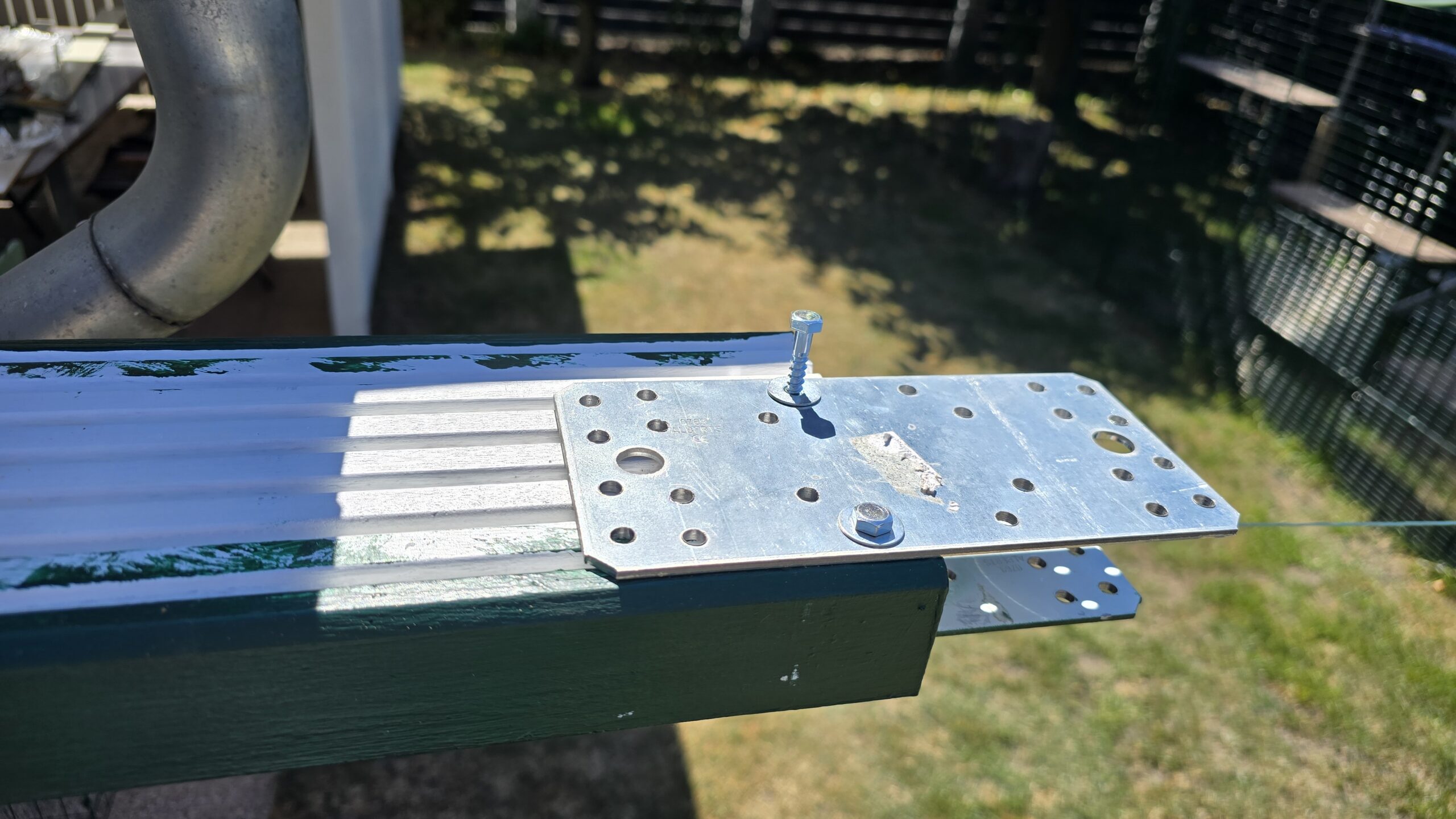 Flachverbinder verbindet zwei Dielen zur Stabilisierung der Tunnelbasis