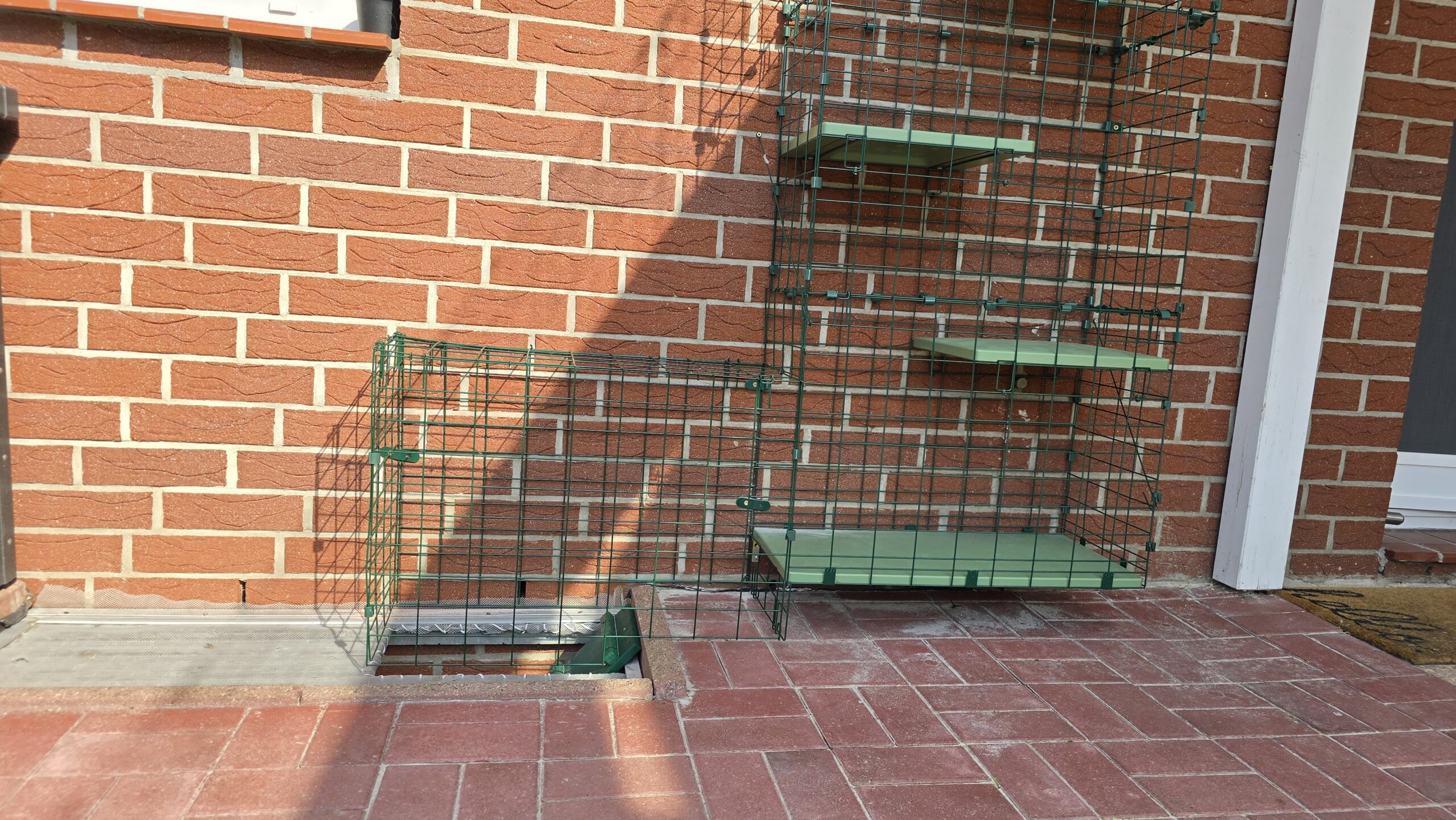 Kurzes Tunnelelement als Durchgang vom Kellerfenster zum Katzenturm