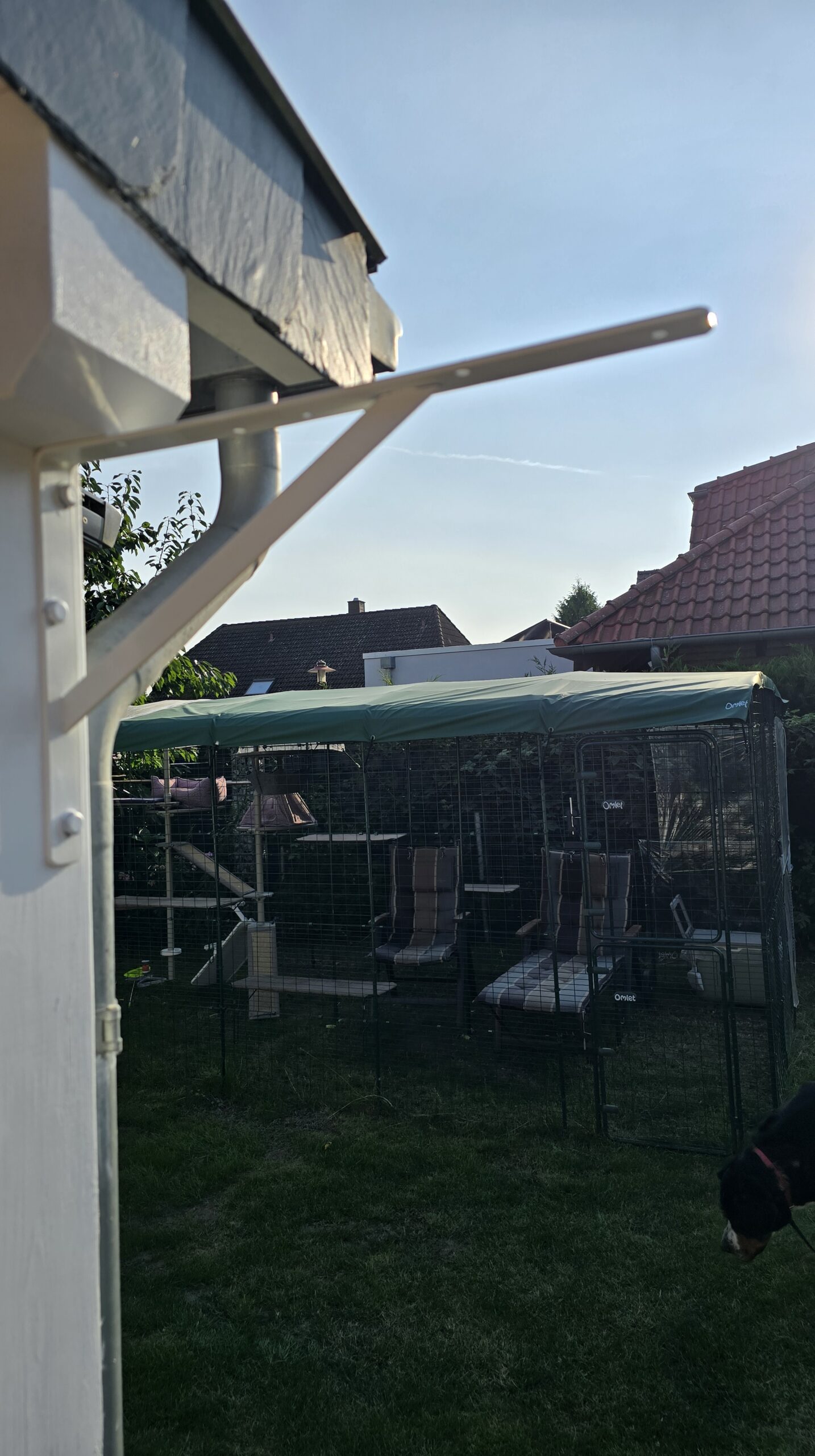 L-Profil-Konsole zur stabilen Befestigung der Tunnel-Unterkonstruktion an der Terrasse