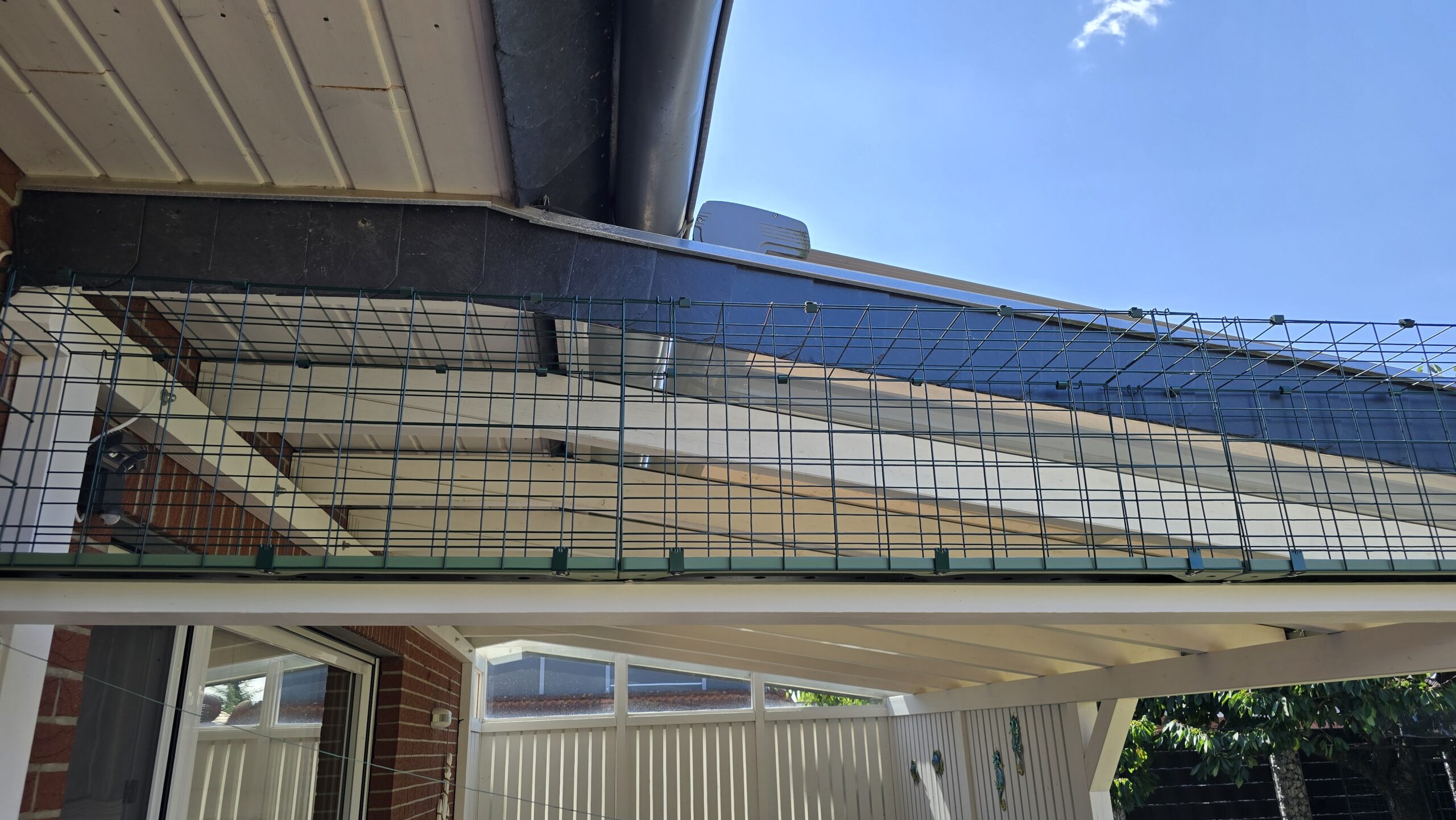 Omlet Katzengehege Tunnel: Tunnelelemente auf der Terrasse montiert und verbunden