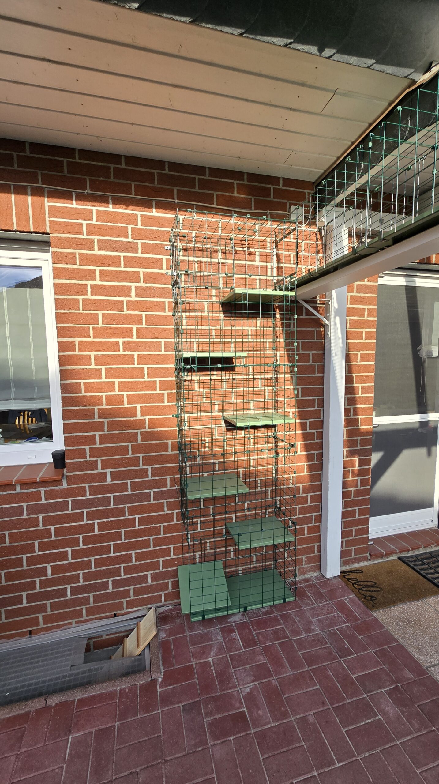 Katzenturm mit Plattformen: Turm und Erweiterung fest an der Hauswand befestigt