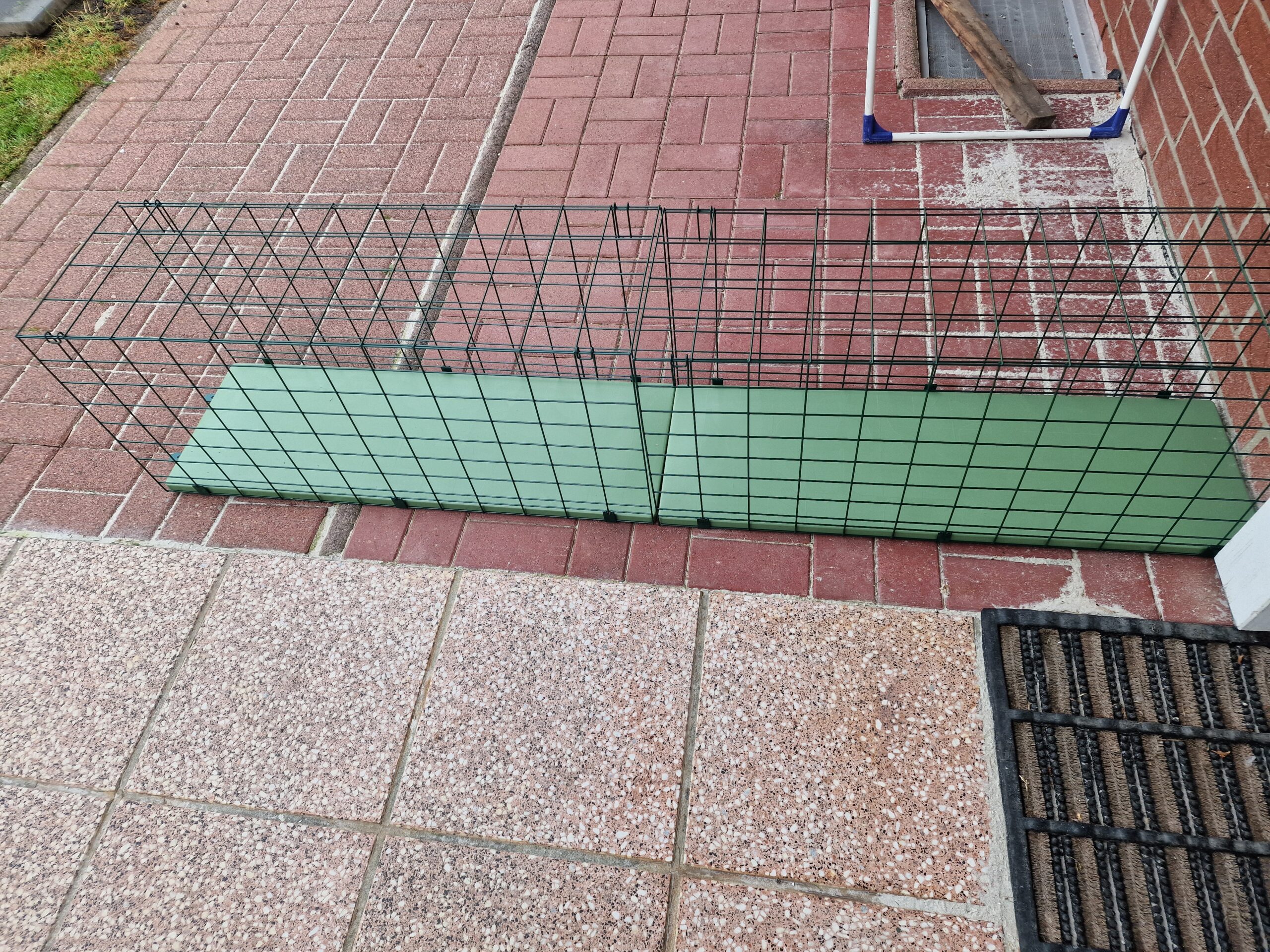 Omlet Tunnel Elemente vor dem Aufbau nebeneinander ausgelegt