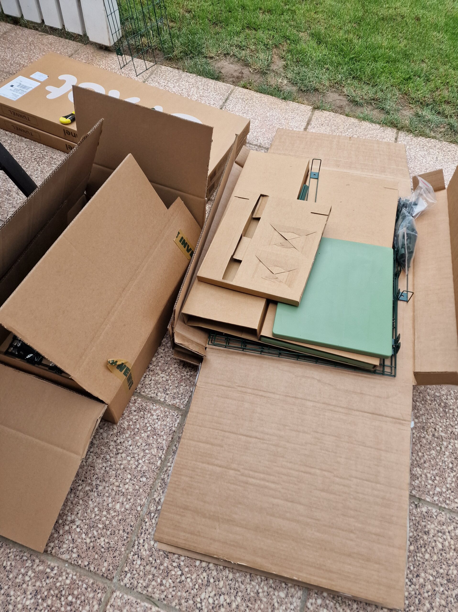 Omlet Tunnel Lieferung: Kartons und Bauteile für den Tunnelbau